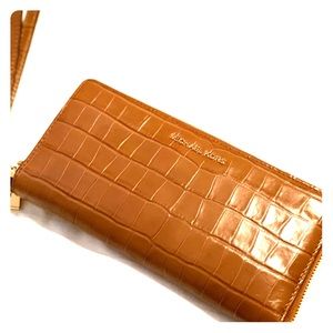 Michael kors wristlet